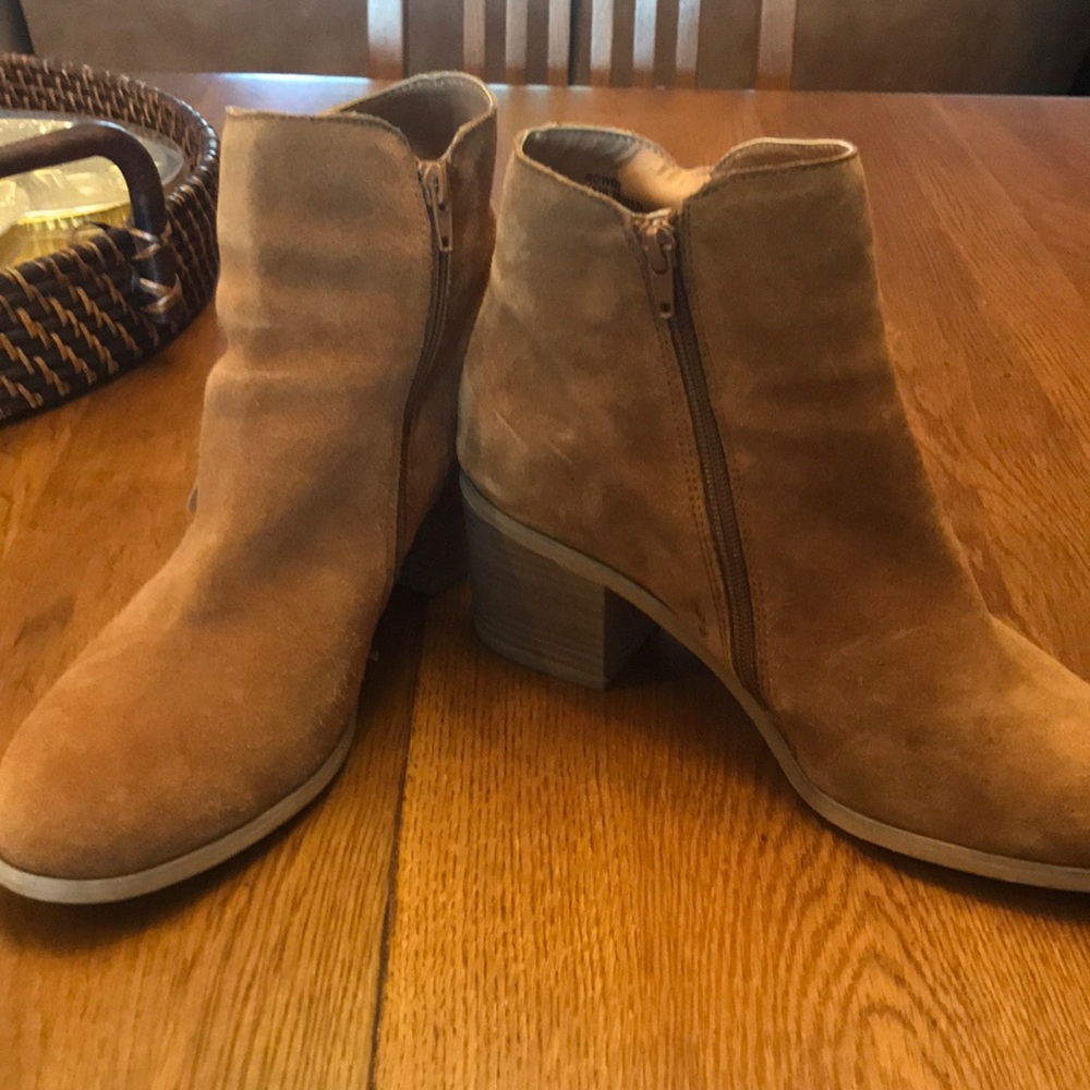 Kenneth Cole brown suede boots with fringe